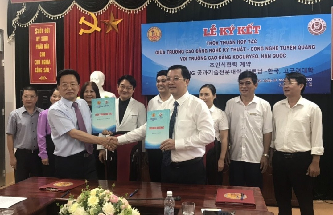 K&yacute; kết thỏa thuận hợp t&aacute;c giữa trường Cao đẳng nghề - Kỹ thuật c&ocirc;ng nghệ Tuy&ecirc;n Quang v&agrave; trường Cao đẳng nghề Koguryeo H&agrave;n Quốc