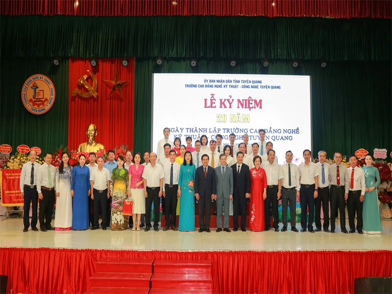 Thumbnail 20 năm thành lập trường