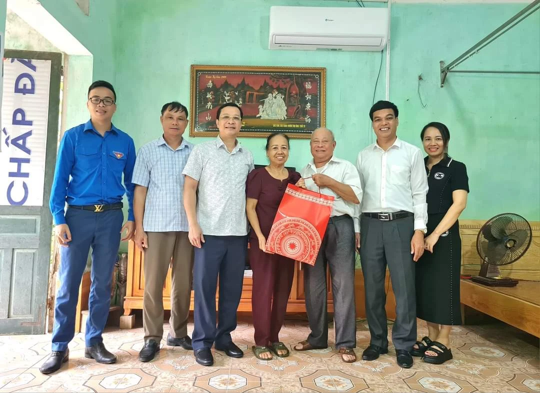 Thumbnail Thăm hỏi, tặng quà gia đình chính sách nhân dịp kỷ niệm 77 năm ngày Thương binh - Liệt sỹ (27/7/1947-27/7/2024)