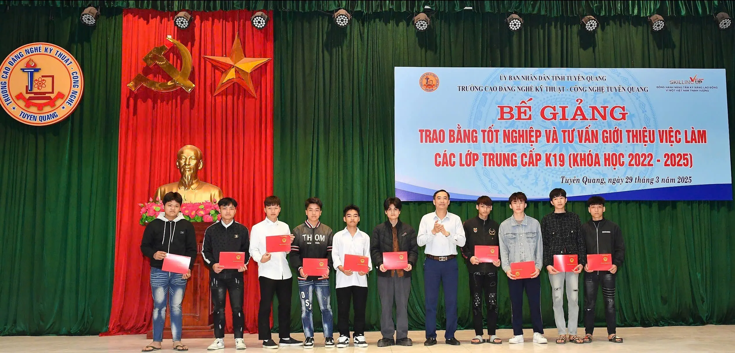 Thumbnail Bế giảng, Tư vấn giới thiệu việc làm và trao bằng tốt nghiệp cho học sinh các lớp Trung cấp K19