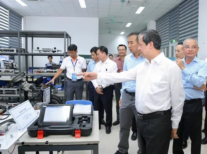 Thumbnail Bộ trưởng Nguyễn Kim Sơn làm việc với Trường Đại học Sư phạm Kỹ thuật TP.HCM