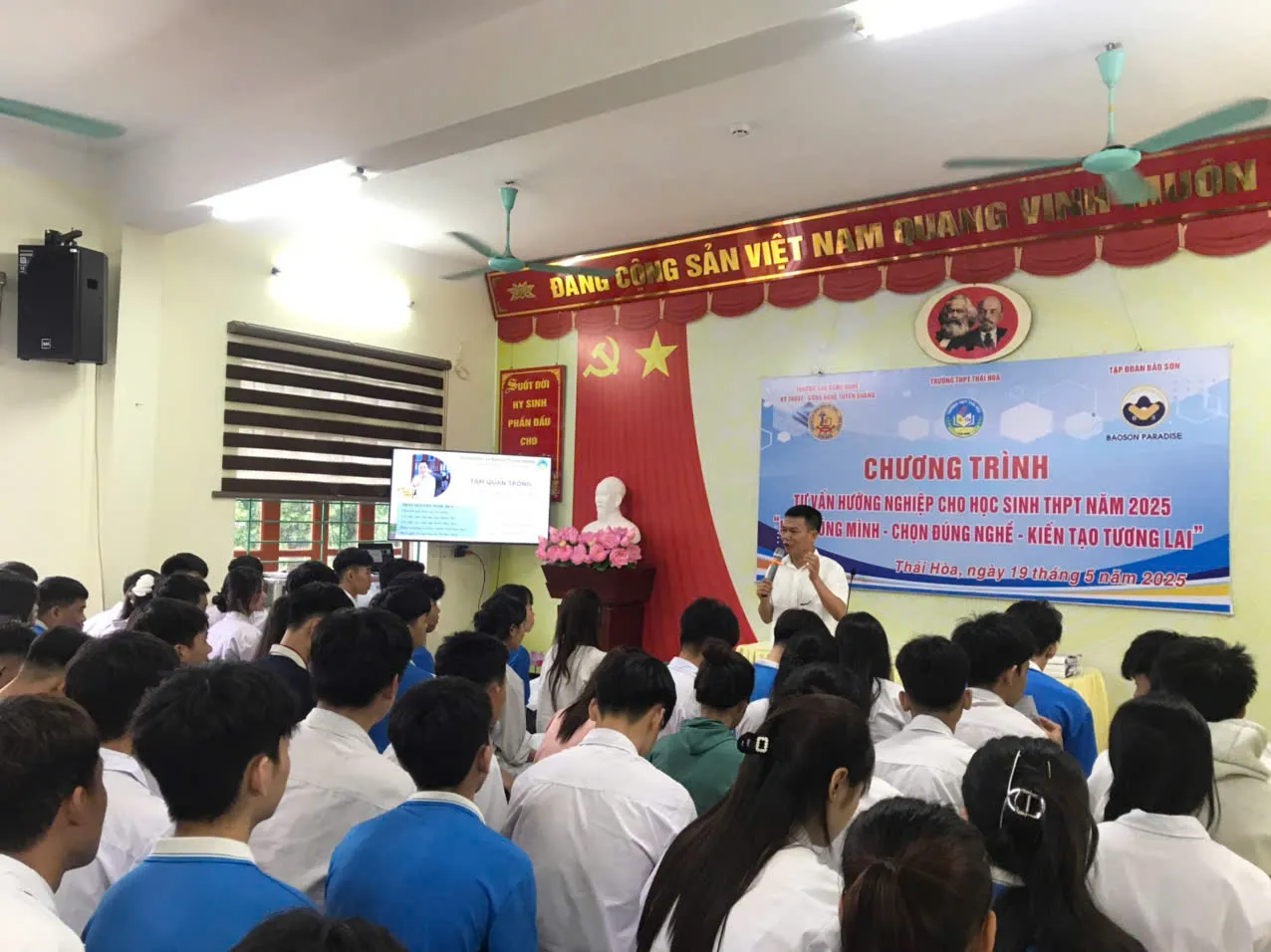 Thumbnail Tư vấn hướng nghiệp tại trường THPT Thái Hòa: “Hiểu đúng mình - Chọn đúng nghề - Kiến tạo tương lai”