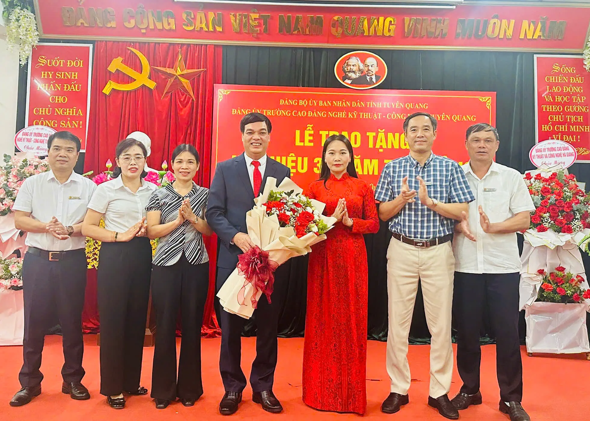 Thumbnail Trao tặng Huy hiệu 30 năm tuổi Đảng cho đồng chí Đỗ Xuân Trường, Bí thư Đảng ủy, Hiệu trưởng Trường Cao đẳng nghề Kỹ thuật - Công nghệ Tuyên Quang