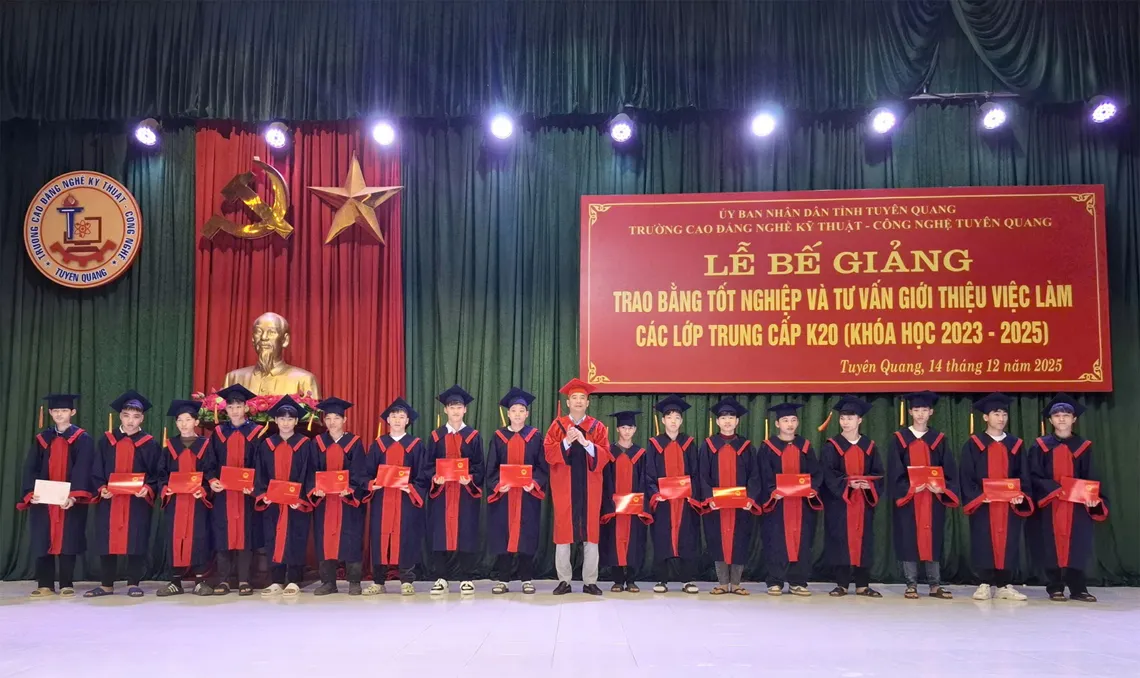 Thumbnail Lễ bế giảng, trao bằng tốt nghiệp và tư vấn việc làm cho học sinh các  lớp Trung cấp K20 (2023 - 2025)