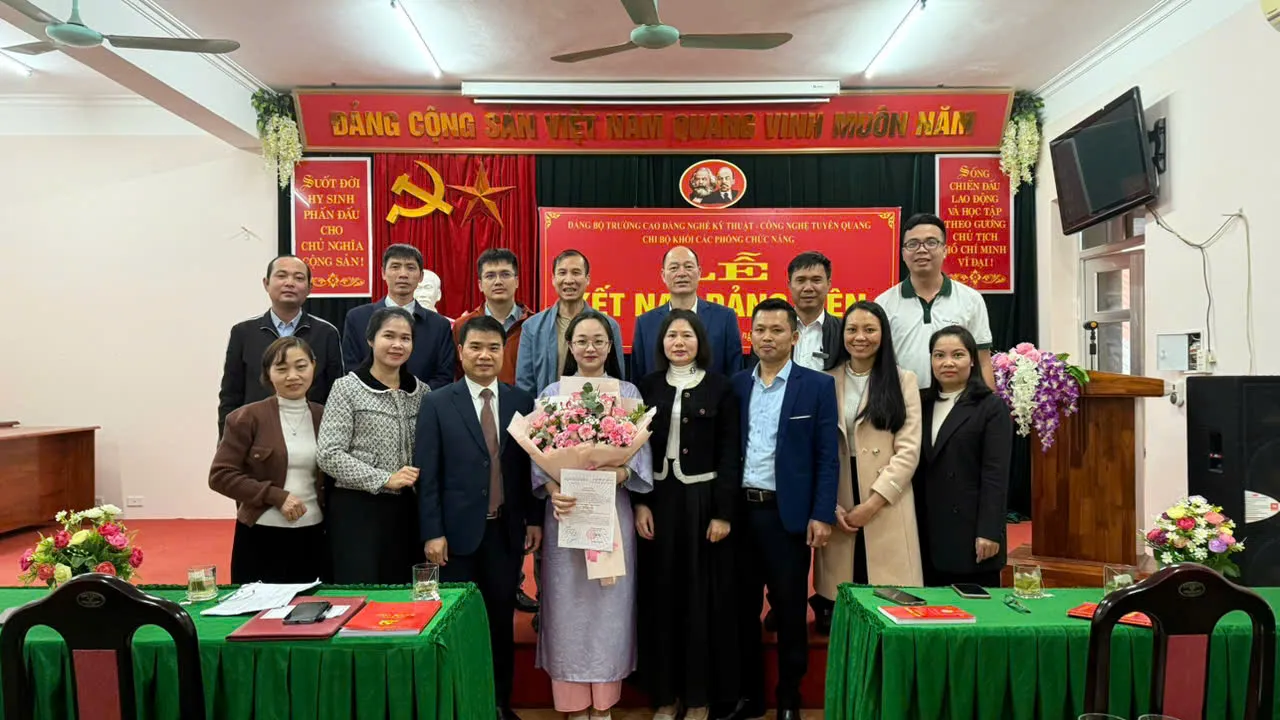 Thumbnail Chi bộ khối các phòng chức năng tổ chức kết nạp Đảng viên mới