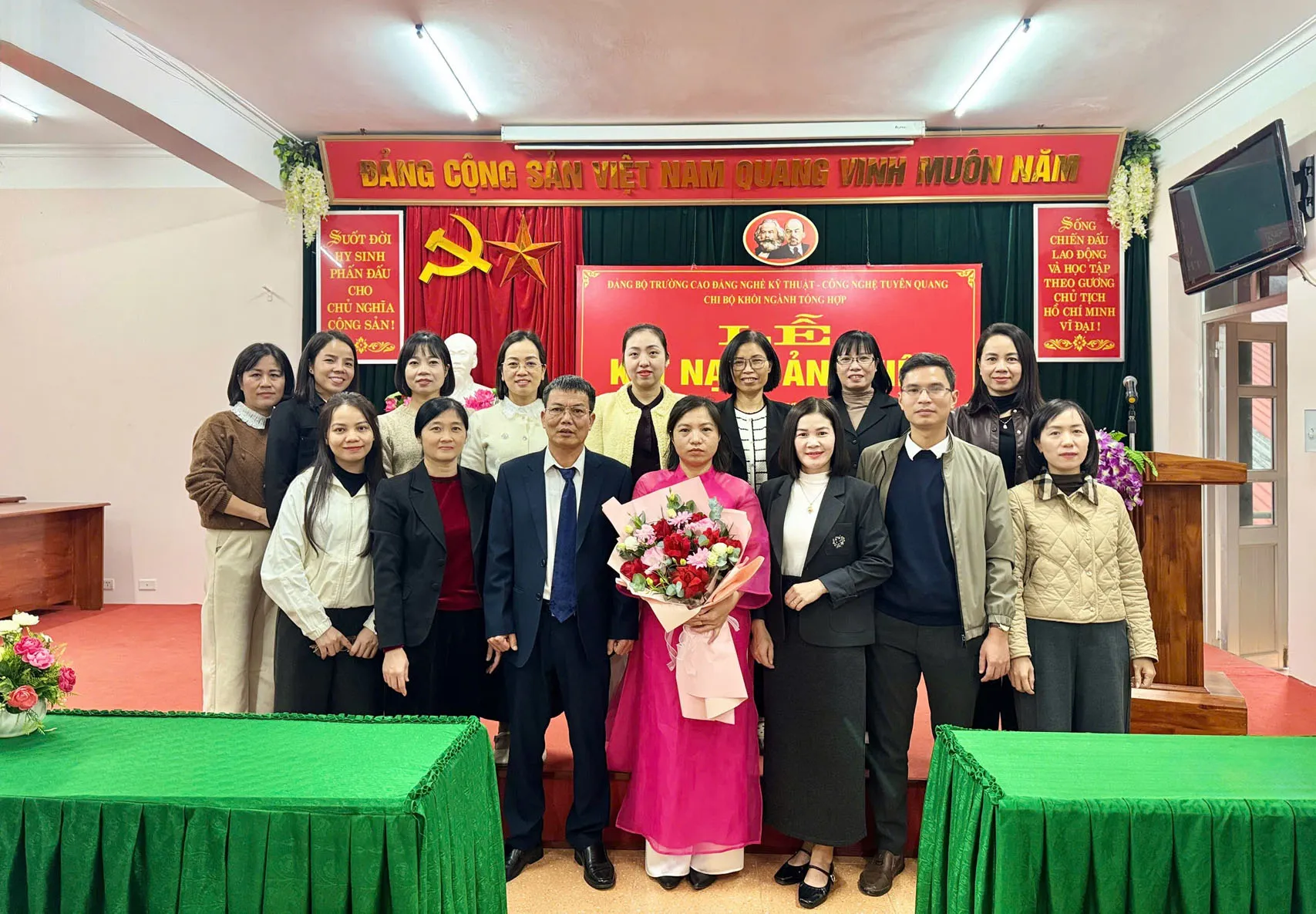 Thumbnail Chi bộ khối ngành tổng hợp tổ chức kết nạp đảng viên mới