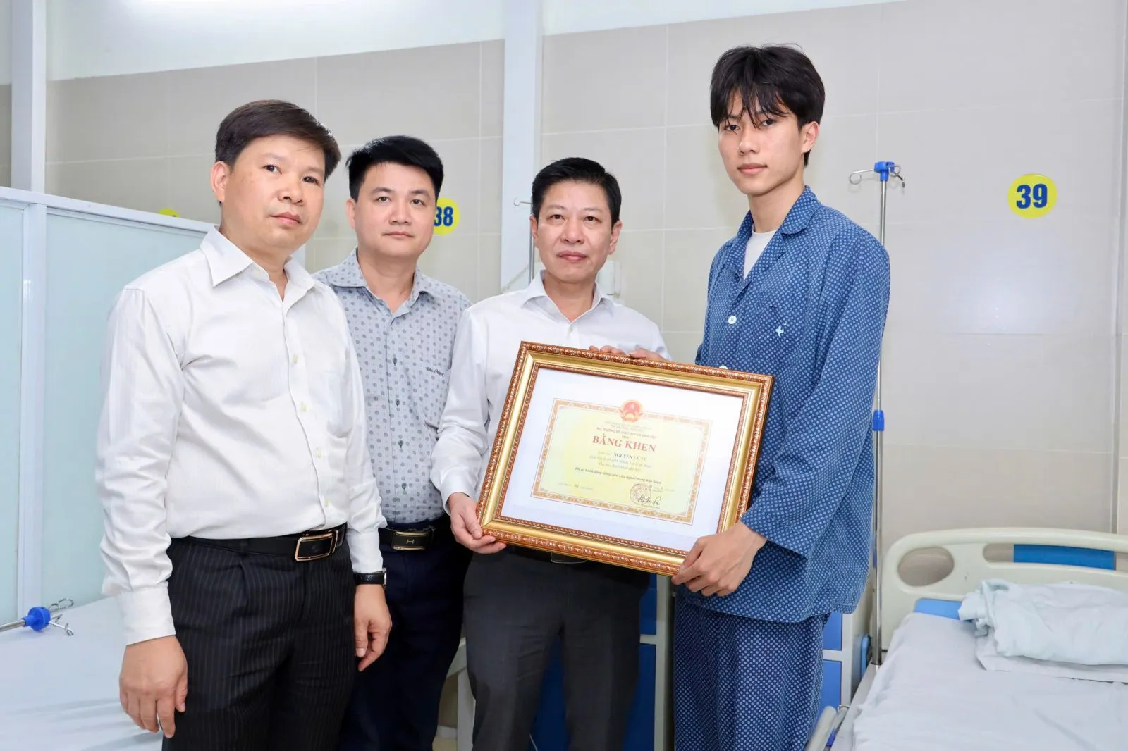 Thumbnail Quyền Bộ trưởng Bộ GDĐT tặng Bằng khen sinh viên dũng cảm cứu người