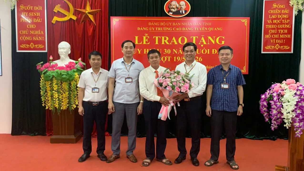 Thumbnail Trường Cao đẳng Tuyên Quang tổ chức Lễ trao tặng huy hiệu 30 năm tuổi Đảng