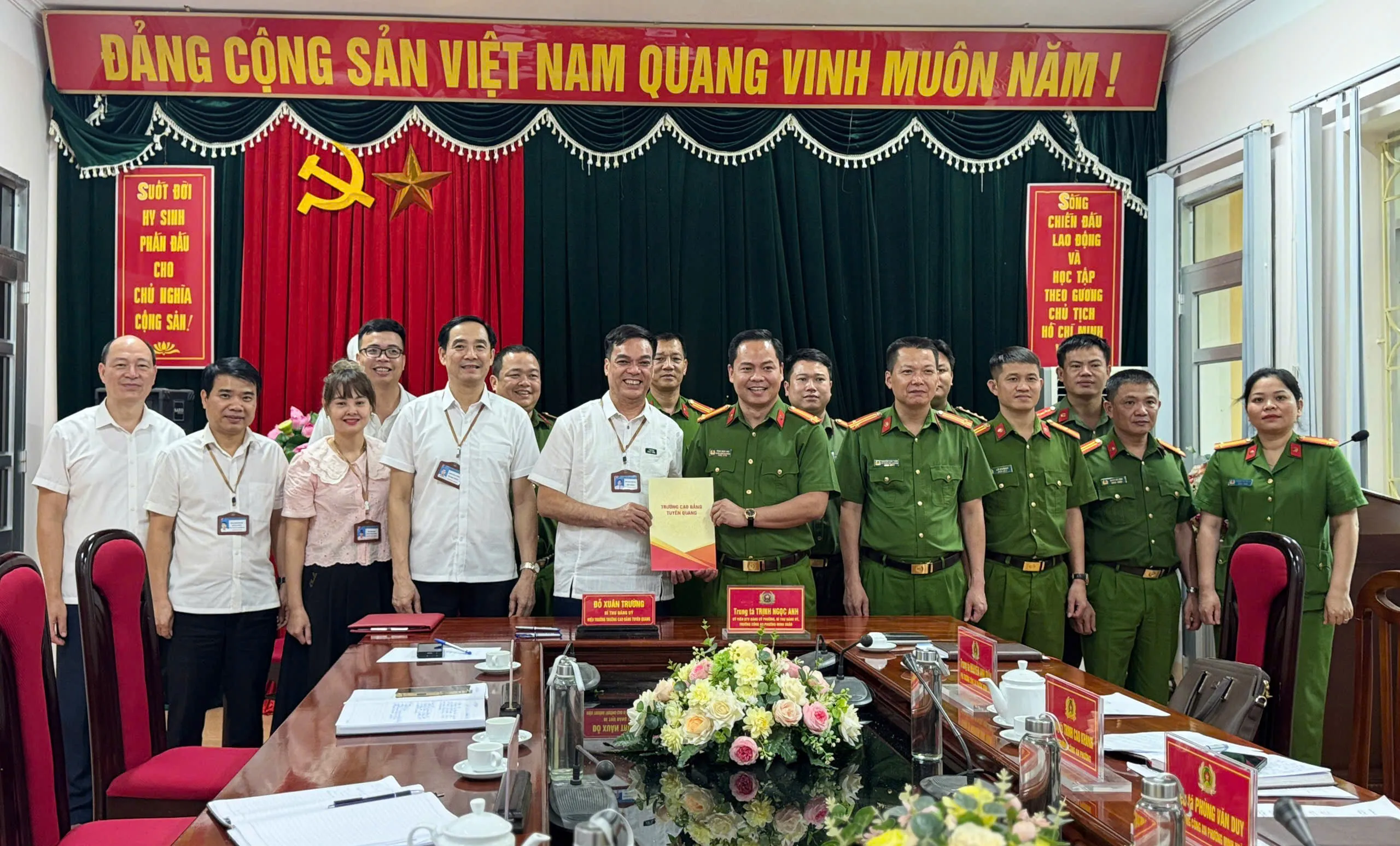 Thumbnail Trường Cao đẳng Tuyên Quang ký kết biên bản ghi nhớ với Công an phường Minh Xuân về công tác bảo đảm an ninh, trật tự trường học