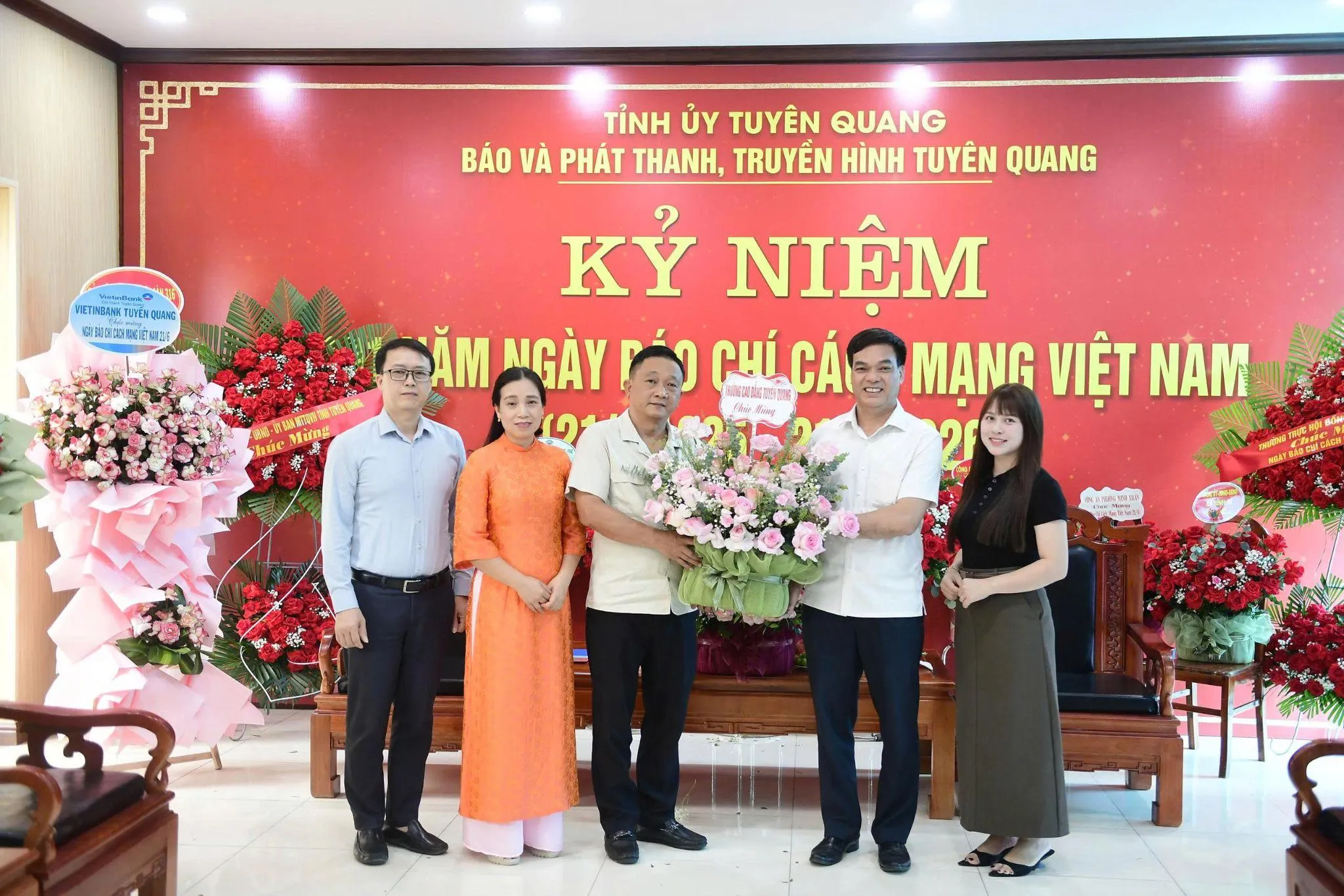 Thumbnail Lãnh đạo trường Cao đẳng Tuyên Quang thăm, chúc mừng Báo và Phát thanh, truyền hình Tuyên Quang nhân kỷ niệm 101 năm Ngày Báo chí Cách mạng Việt Nam