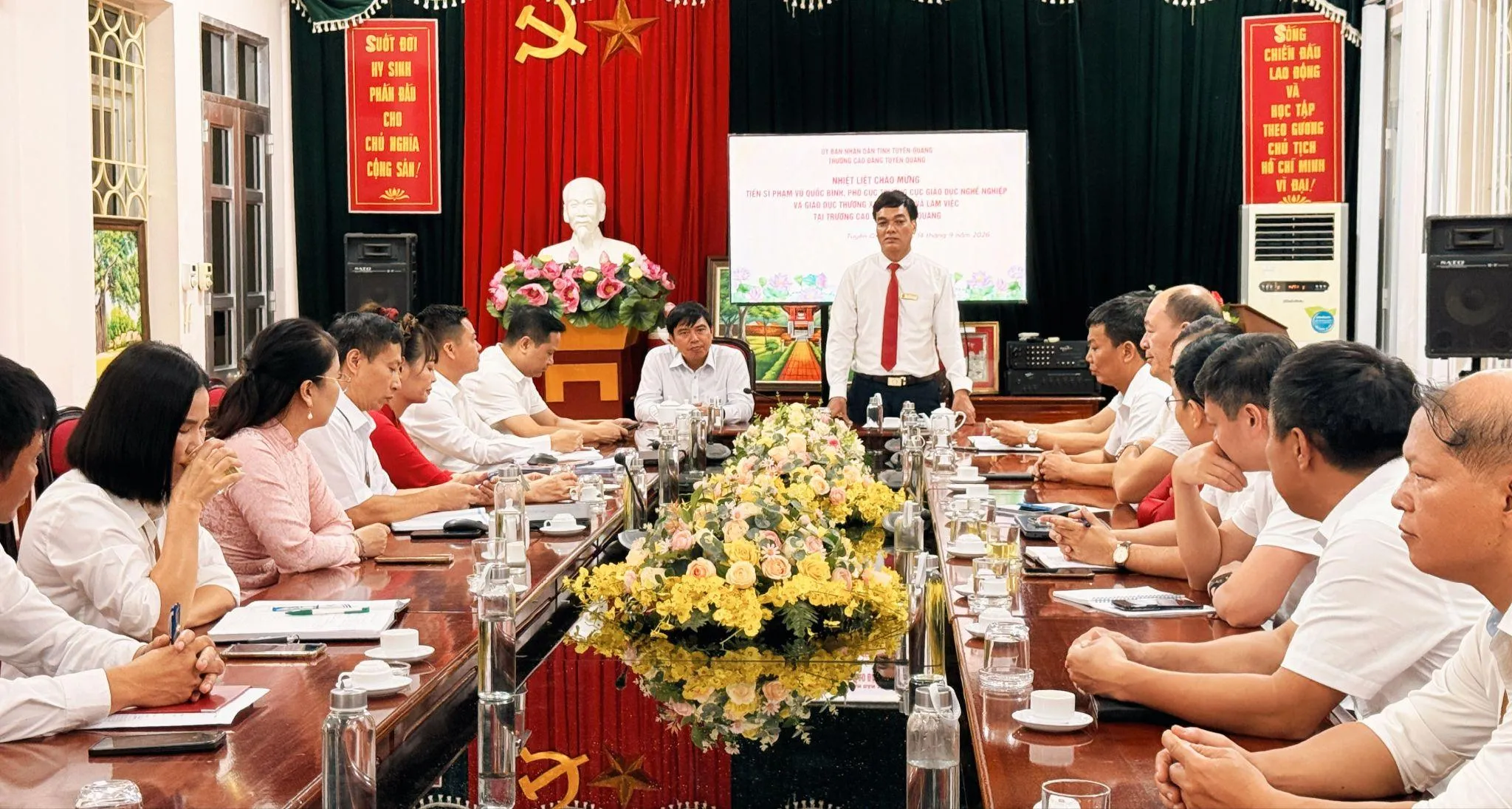 Thumbnail Tiến sĩ Phạm Vũ Quốc Bình, Phó Cục trưởng Cục Giáo dục nghề nghiệp và Giáo dục thường xuyên thăm và làm việc tại Trường Cao đẳng Tuyên Quang
