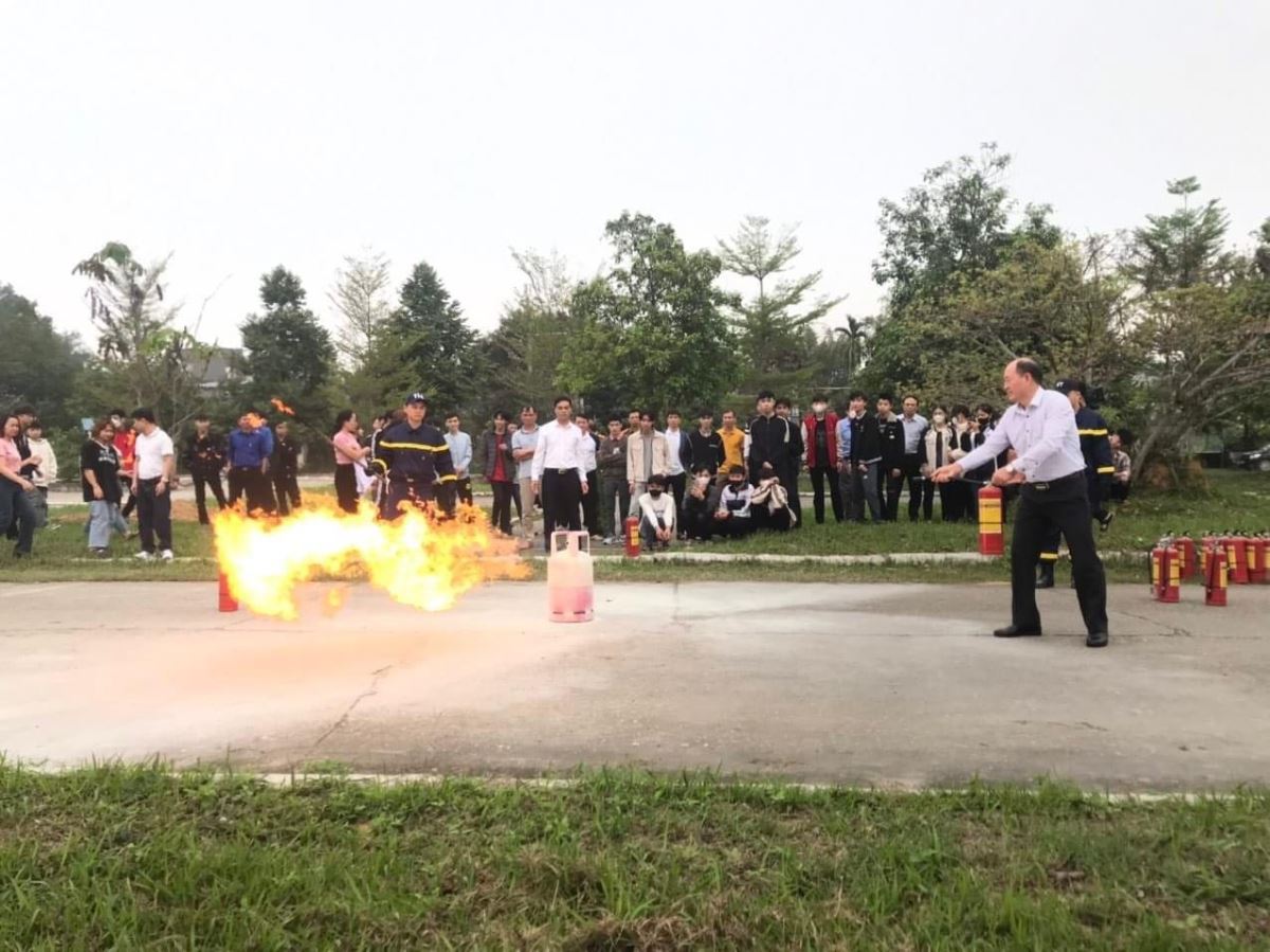 Thumbnail Cán bộ, giảng viên, học sinh, sinh viên trường Cao đẳng nghề Kỹ thuật - Công nghệ Tuyên Quang tham gia hoạt động trải nghiệm thực hành chữa cháy và cứu nạn, cứu hộ